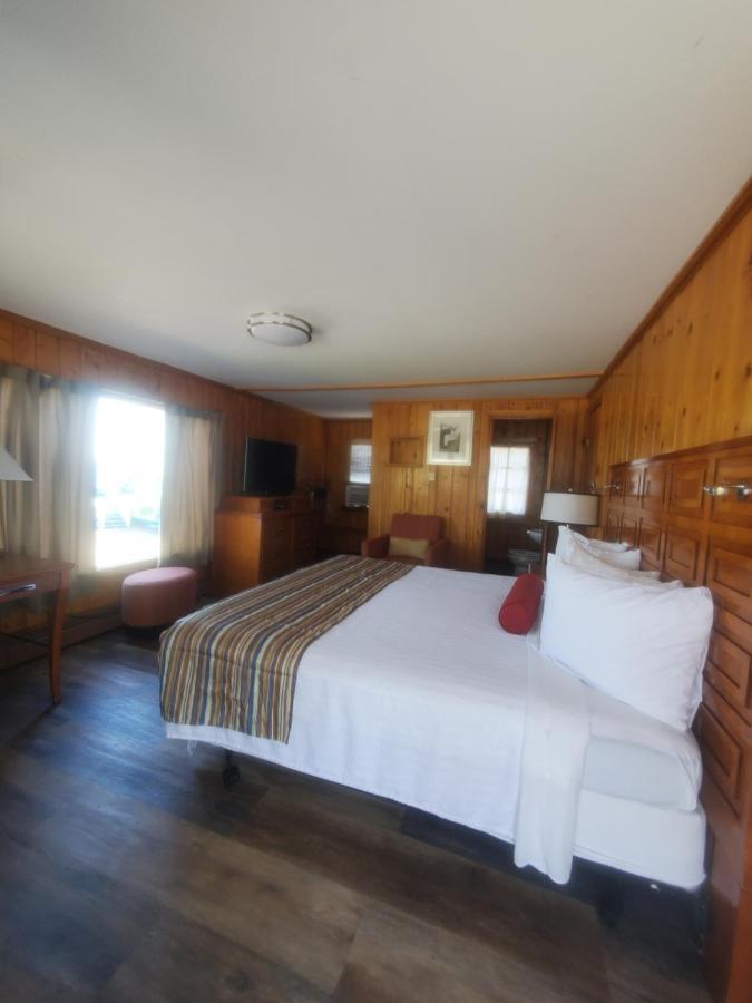 Bayview Lakefront Inn Saint Ignace Exterior foto