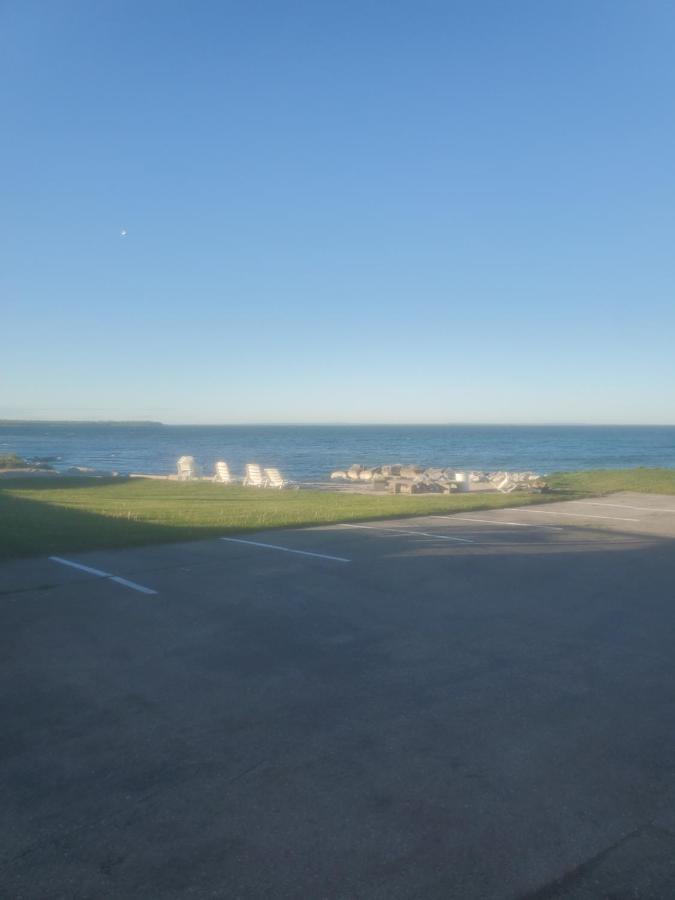 Bayview Lakefront Inn Saint Ignace Exterior foto